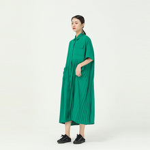 Load image into Gallery viewer, [EAM] Women Green Pleated Long Big Size Shirt Dress New Lapel Half Sleeve Loose Fit Fashion Tide Spring Summer 2020 1W100
